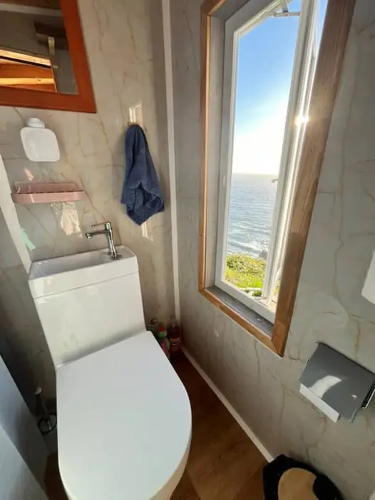 Baño con ventana hacia el mar