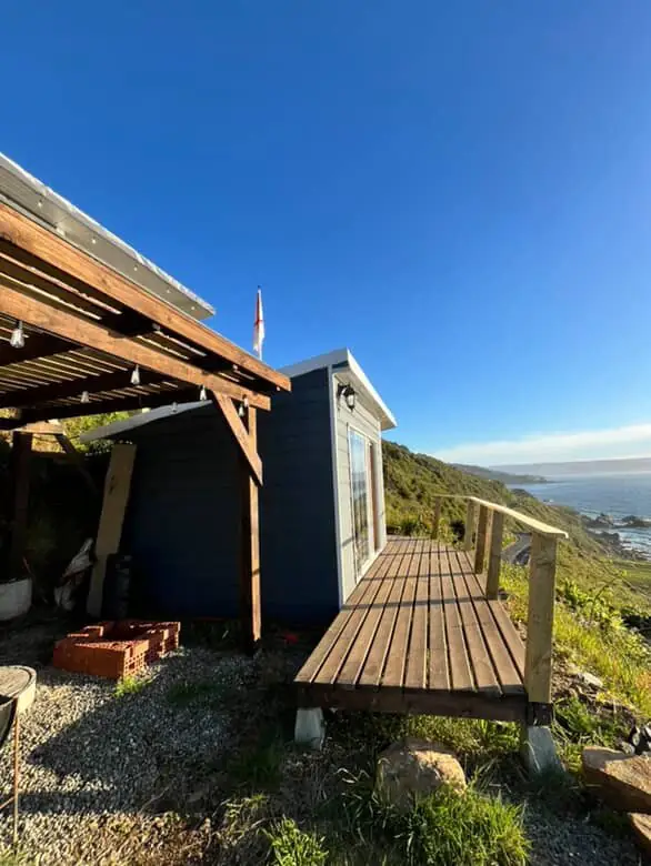Exterior del bungalow con terraza de madera