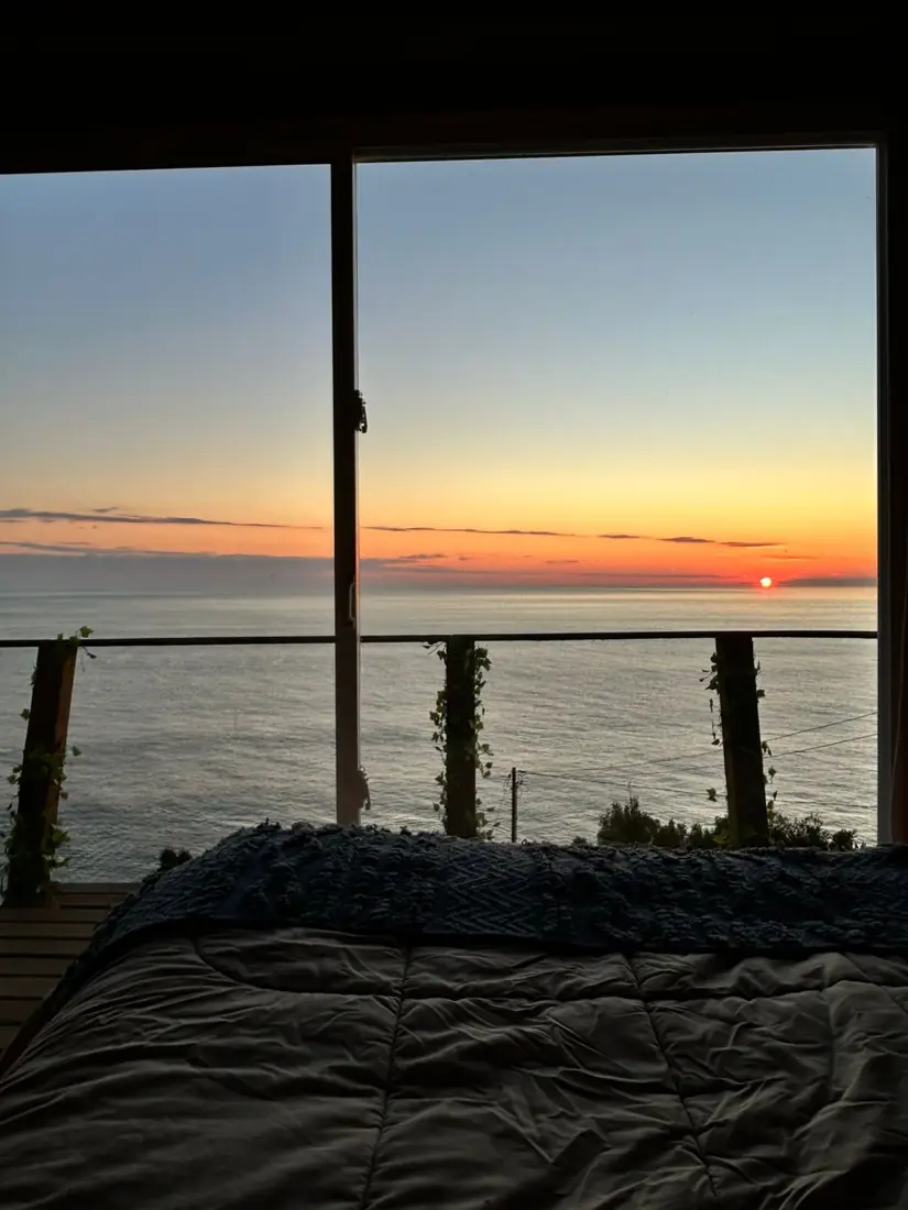 Atardecer sobre el mar visto desde la cama del bungalow