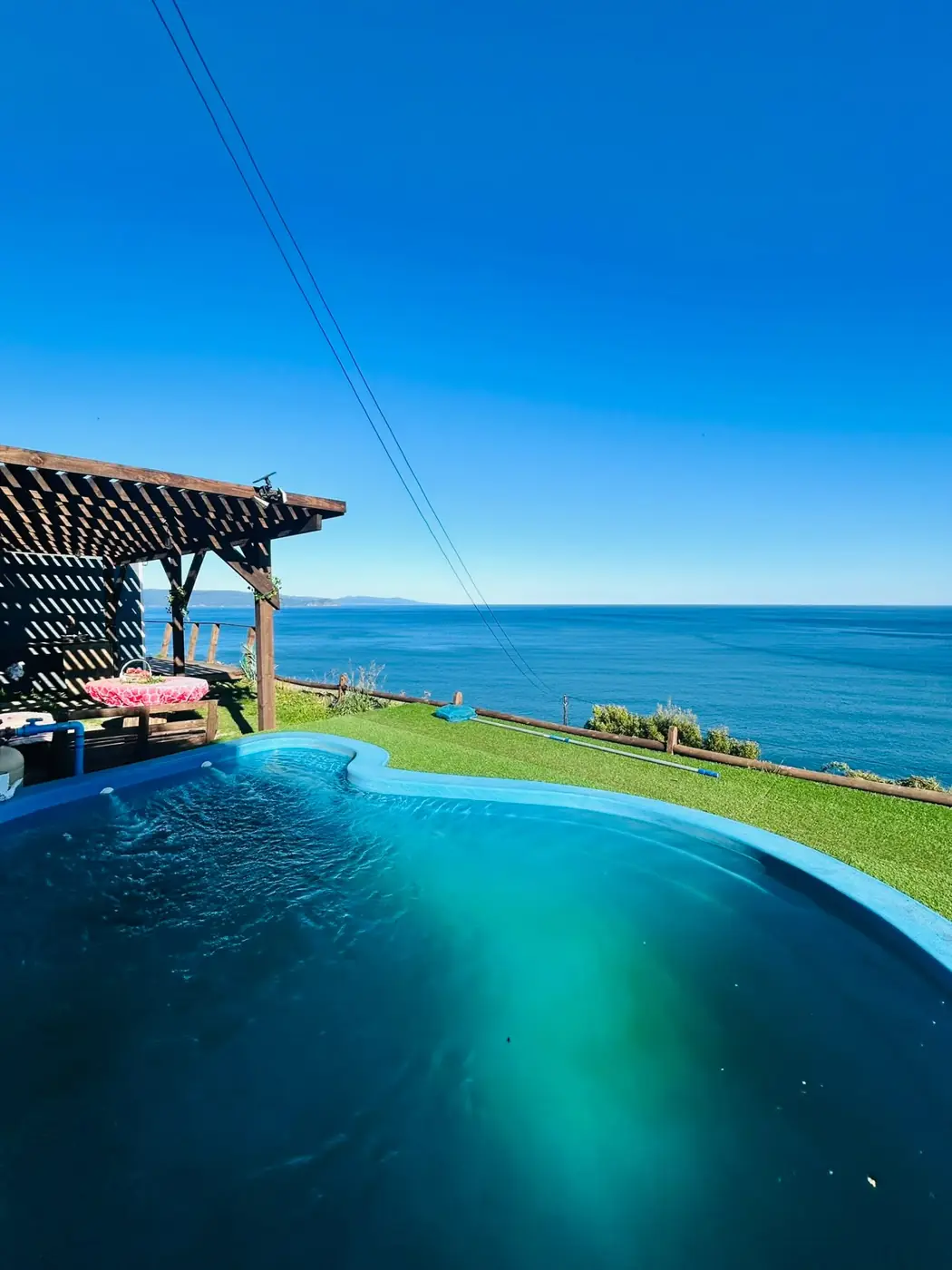 Piscina del refugio con vista al océano Pacífico