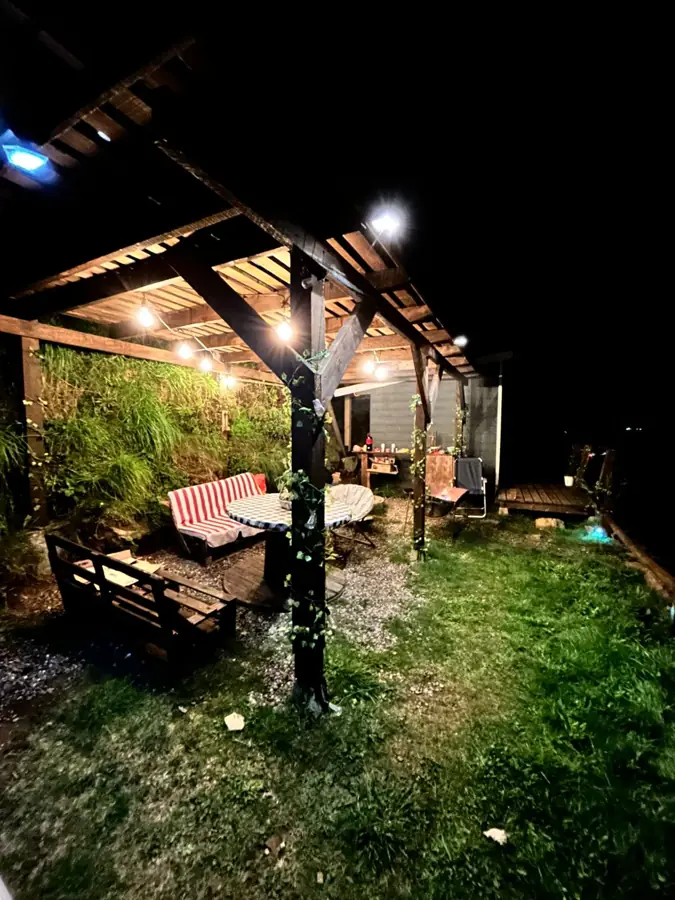Quincho iluminado de noche